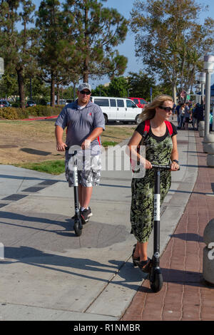 Persone su scooter elettrici a cavallo su un sentiero a San Diego, California, Stati Uniti. Foto Stock