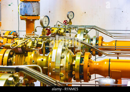 Vista ravvicinata delle valvole principali di un gas naturale la stazione di distribuzione nel nord Italia Foto Stock