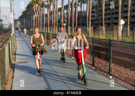 Persone su scooter elettrici a cavallo su un sentiero a San Diego, California, Stati Uniti. Foto Stock