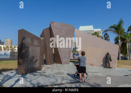 La USS San Diego Memorial su San Diego Waterfront, Baia di San Diego, San Diego, California, Stati Uniti. Foto Stock