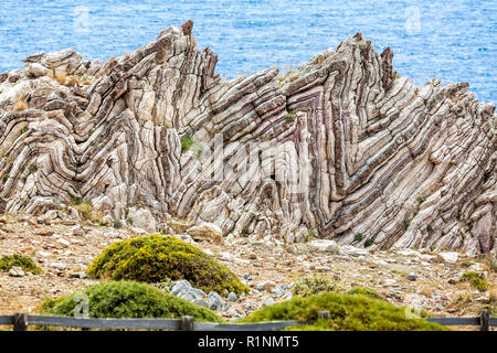 Extreme pieghe geologiche , anticlines e sinclinali, in Creta, Grecia presa il 8 maggio 2016 Foto Stock