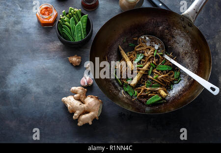 Carni bovine e tagliatelle con salsa di ostriche con ingredienti, spazio di copia Foto Stock