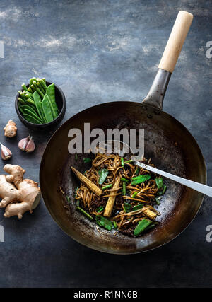 Carni bovine, verdure e tagliatelle soffriggere in un wok, spazio di copia Foto Stock