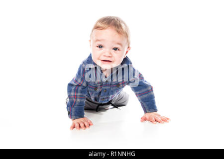 Un piccolo Grazioso baby boy isolato su uno sfondo bianco. Foto Stock