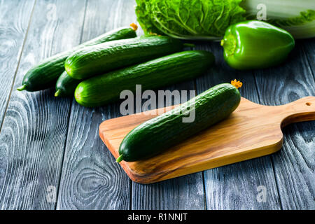 I cetrioli verde sul tavolo Foto Stock