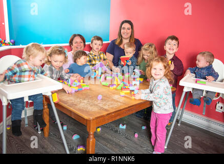 Il gruppo i bambini in età prescolare nella scuola materna insieme, nursery foto di gruppo Foto Stock