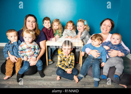 Il gruppo i bambini in età prescolare nella scuola materna insieme, nursery foto di gruppo Foto Stock