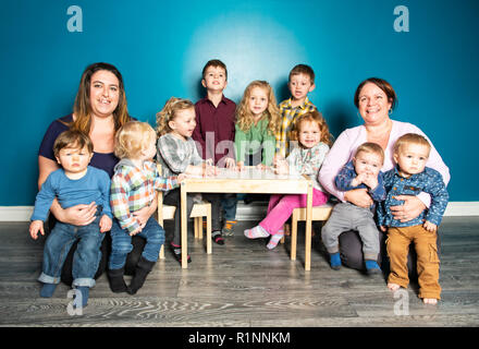 Il gruppo i bambini in età prescolare nella scuola materna insieme, nursery foto di gruppo Foto Stock