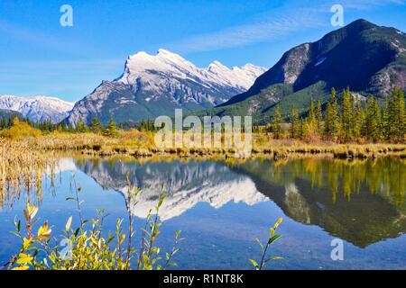 Mount Rundle riflesso in acque calme di Laghi Vermillion, il Parco Nazionale di Banff Foto Stock