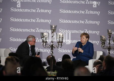 Berlino, Germania. Xiii Nov, 2018. Il cancelliere Angela Merkel al leggio nella Zeughaus di Berlino. Come parte del vertice economico del Süddeutsche Zeitung, il Cancelliere tedesco Angela Merkel dà un discorso presso la "Notte dell'economia europea' nella Zeughaus Berlin Unter den Linden. Quindi lei partecipa a un panel di discussione. Credito: Simone Kuhlmey/Pacific Press/Alamy Live News Foto Stock