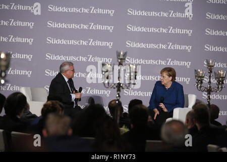 Berlino, Germania. Xiii Nov, 2018. Il cancelliere Angela Merkel al leggio nella Zeughaus di Berlino. Come parte del vertice economico del Süddeutsche Zeitung, il Cancelliere tedesco Angela Merkel dà un discorso presso la "Notte dell'economia europea' nella Zeughaus Berlin Unter den Linden. Quindi lei partecipa a un panel di discussione. Credito: Simone Kuhlmey/Pacific Press/Alamy Live News Foto Stock