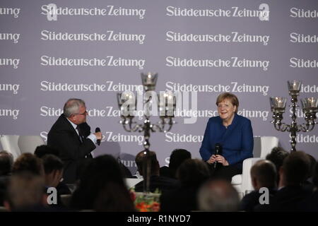 Berlino, Germania. Xiii Nov, 2018. Il cancelliere Angela Merkel al leggio nella Zeughaus di Berlino. Come parte del vertice economico del Süddeutsche Zeitung, il Cancelliere tedesco Angela Merkel dà un discorso presso la "Notte dell'economia europea' nella Zeughaus Berlin Unter den Linden. Quindi lei partecipa a un panel di discussione. Credito: Simone Kuhlmey/Pacific Press/Alamy Live News Foto Stock