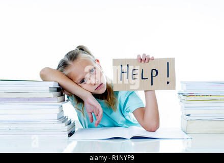 Arrabbiato bambina con un atteggiamento negativo verso gli studi e la scuola avendo troppi compiti a casa per chiedere aiuto nella educazione dei bambini concetto isolato Foto Stock