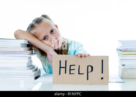 Arrabbiato bambina con un atteggiamento negativo verso gli studi e la scuola avendo troppi compiti a casa per chiedere aiuto nella educazione dei bambini concetto isolato Foto Stock