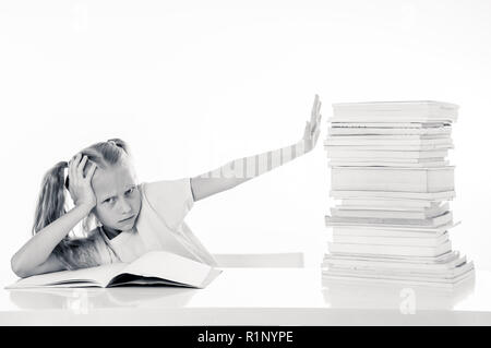 Arrabbiato bambina con un atteggiamento negativo verso gli studi e la scuola dopo aver studiato troppo e avendo troppi compiti nei bambini istruzione conce Foto Stock