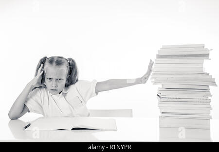 Sopraffatto bambina con un atteggiamento negativo verso gli studi e la scuola dopo aver studiato troppo e avendo troppi compiti nella educazione dei bambini Foto Stock