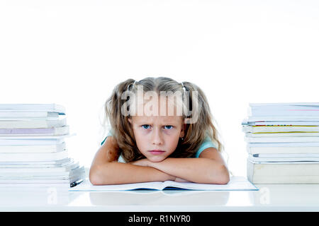 Arrabbiato bambina con un atteggiamento negativo verso gli studi e la scuola dopo aver studiato troppo e avendo troppi compiti nei bambini istruzione conce Foto Stock