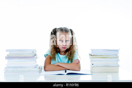 Arrabbiato bambina con un atteggiamento negativo verso gli studi e la scuola dopo aver studiato troppo e avendo troppi compiti nei bambini istruzione conce Foto Stock