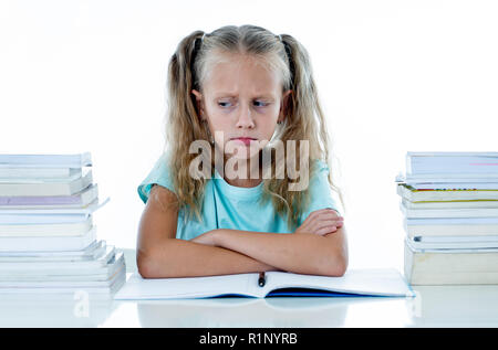 Arrabbiato bambina con un atteggiamento negativo verso gli studi e la scuola dopo aver studiato troppo e avendo troppi compiti nei bambini istruzione conce Foto Stock