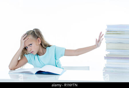 Arrabbiato bambina con un atteggiamento negativo verso gli studi e la scuola dopo aver studiato troppo e avendo troppi compiti nei bambini istruzione conce Foto Stock