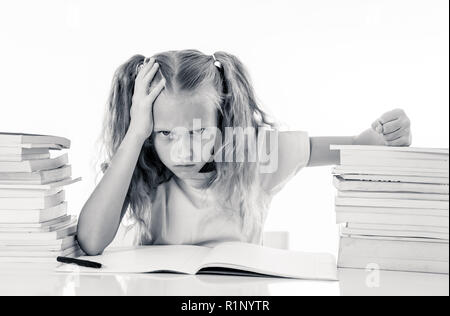 Arrabbiato bambina con un atteggiamento negativo verso gli studi e la scuola dopo aver studiato troppo e avendo troppi compiti nei bambini istruzione conce Foto Stock