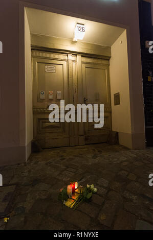 Berlino, Germania - 'Stolpersteine" (letteralmente "tumbling sassi") con i nomi di Ebrei vittime sotto il nazismo adornata con rose e candele Foto Stock