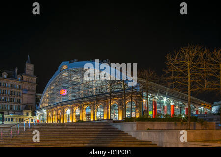 Vista notturna della stazione ferroviaria di Lime Street di Liverpool Foto Stock
