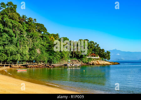 Red Beach Cove su Ilha Grande in Angra dos Reis, RJ con il suo paesaggio paradisiaco di giungla tropicale e le montagne con la Ocean Foto Stock