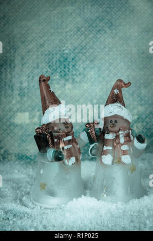 Bel pupazzo di neve di natale figure decorazione contro blu sullo sfondo innevato Foto Stock