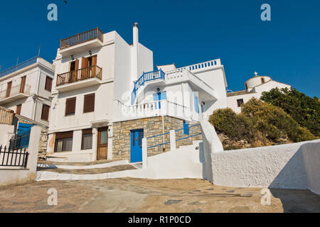 Strade strette e case bianche della città di Skopelos in mattinata estiva, isola di Skopelos, Grecia Foto Stock