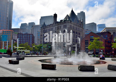 Skyline di Boston di edifici alti con anelli fontana nel centro downtown, Massachusetts, STATI UNITI D'AMERICA Foto Stock