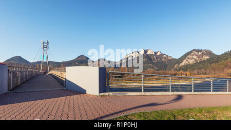 Ponte di collegamento tra la Polonia e la Slovacchia sull'Dunajec, sullo sfondo la sommità delle Tre Corone montagna in Pieniny Mountains Foto Stock