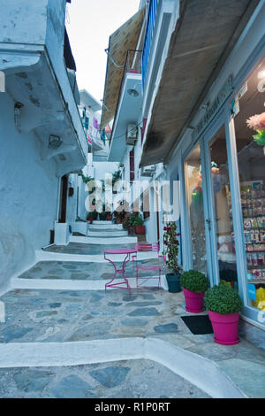 Strade strette e case bianche della città di Skopelos al tramonto, isola di Skopelos, Grecia Foto Stock