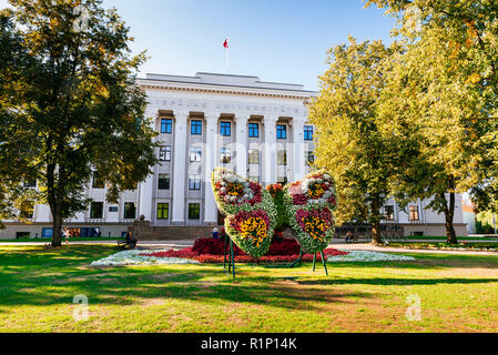 Farfalla di fiori nella parte anteriore del palazzo dell'Università.Liepāja - Liepaja, regione di Kurzeme, Lettonia, Paesi baltici, Europa Foto Stock