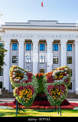 Farfalla di fiori nella parte anteriore del palazzo dell'Università.Liepāja - Liepaja, regione di Kurzeme, Lettonia, Paesi baltici, Europa Foto Stock