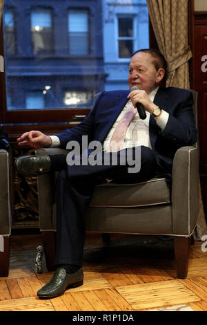 NEW YORK NEW YORK - MARZO 14: Business Magnate Sheldon Adelson In conversazione con il Rabbino Shmuley Boteach a valori del mondo Rete su Marzo 14, 2016 a New York City. (Foto di Steve Mack/S.D. Mack foto) Foto Stock