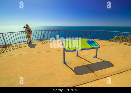 Kalbarri, Australia - 19 DIC 2017: Viaggi fotografo prende il colpo di ponte naturale piattaforma belvedere nel Kalbarri National Park, Australia occidentale. Attrazione popolare di Bigurda Boardwalk. Foto Stock