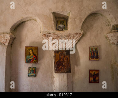 All'interno di una piccola chiesa rupestre nel Peloponnes, Grecia Foto Stock