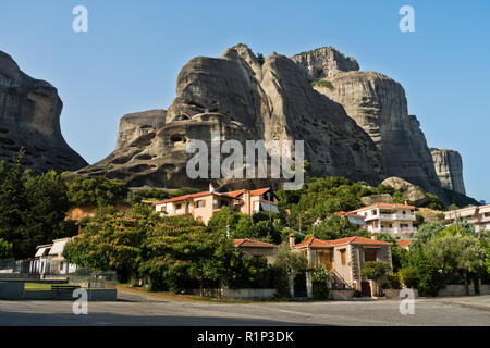 Le rocce enormi al di sopra di villaggio di Kalambaka, a Meteora valley in Tessaglia, Grecia Foto Stock