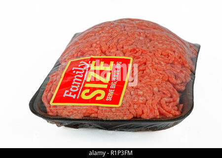 Un pacchetto di carne macinata avvolte nel cellophane con un formato famiglia adesivo. Foto Stock