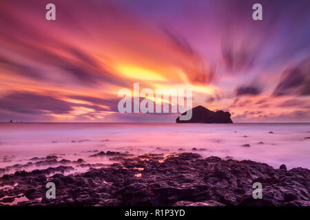 La magnifica vista del tramonto alla spiaggia di Mosteiros, Sao Miguel, Azzorre, Portogallo Foto Stock