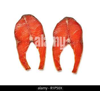 Fette di affumicato salmone rosso isolato su sfondo bianco. Foto Stock