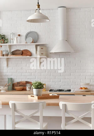 Tavolo Da Cucina con cucina sedie. Cucina dello sfondo. Foto Stock