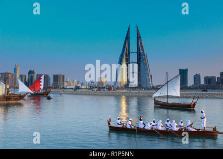 Tramonto in Bahrain world trade center Foto Stock