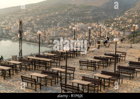 Restaurant Terrasse an der Burg hoch über Saranda, Albanien, Europa | ristorante terrazza presso il castello e la vista della città Sarande, Albania, Europa Foto Stock