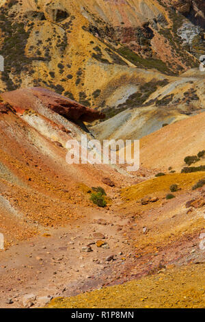 Vista su 'Grande a cielo aperto " pit a Parys Mountain miniera di rame, Amlwch, Anglsey, Galles. Luglio. Foto Stock