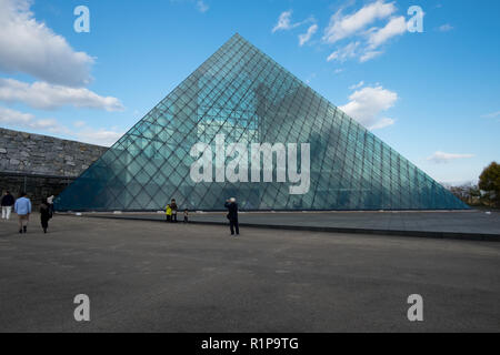 La piramide di vetro, "Hidamari' a Moerenuma Park in Sappor, Giappone Foto Stock