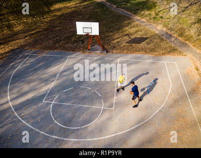 Padre e figlio giocare a basket nel parco vista aerea Foto Stock