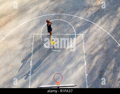 Padre e figlio giocare a basket nel parco vista aerea Foto Stock