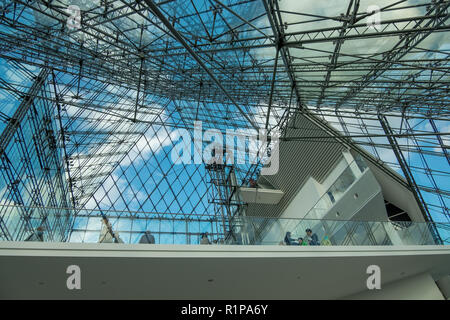 Vista interna della piramide in vetro, 'Hidamari' a Moerenuma Park in Sappor, Giappone Foto Stock